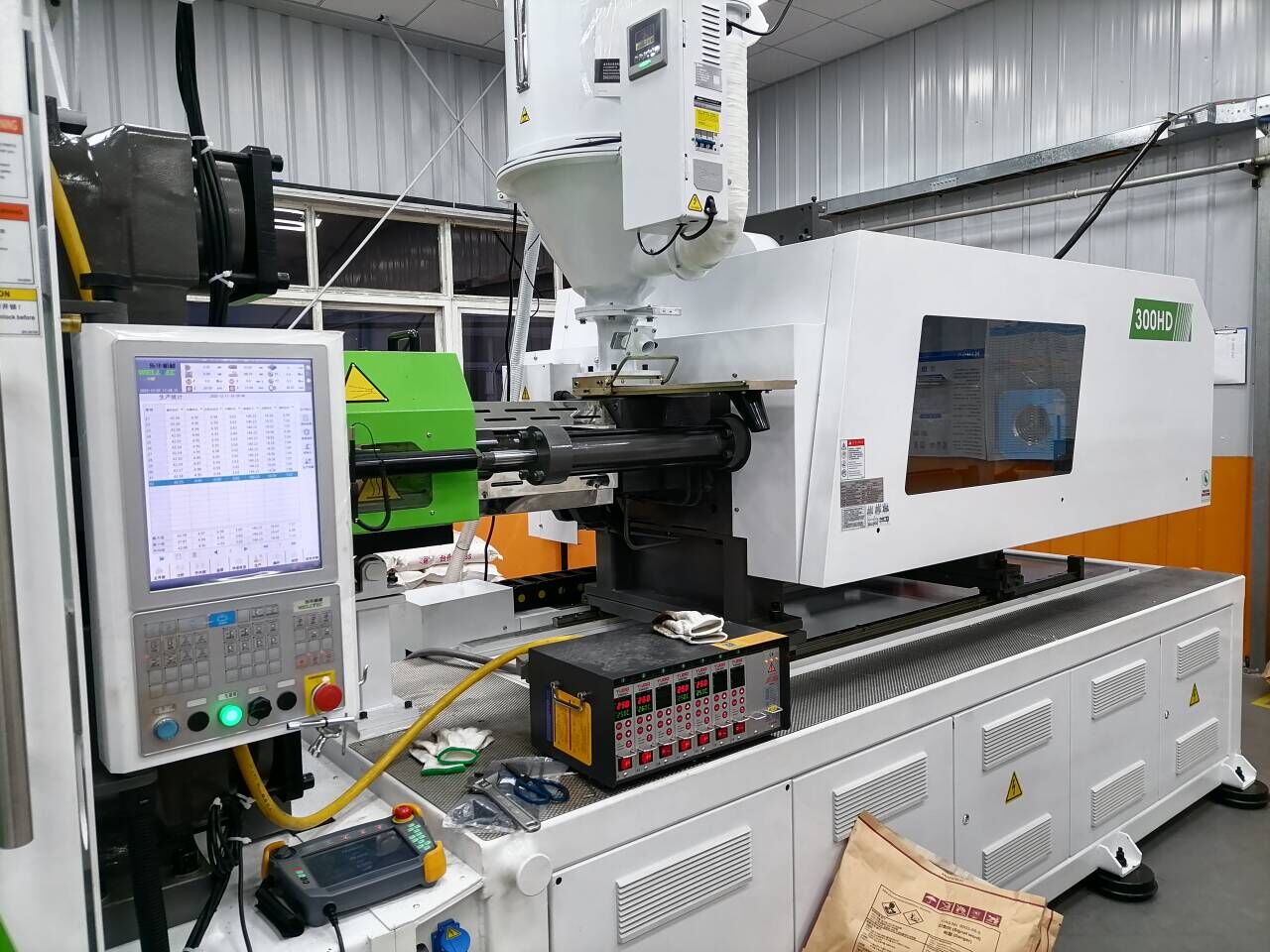 出風(fēng)口面板飾條  300HD電動(dòng)注塑機(jī)